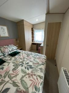 Säng eller sängar i ett rum på Pheasant's Hollow - 2 bed hot tub lodge with free golf, NO BUGGY