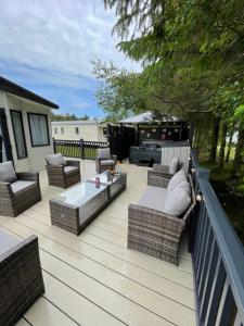 Χώρος καθιστικού στο Pheasant's Hollow - 2 bed hot tub lodge with free golf, NO BUGGY