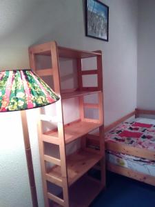 a bunk bed and a lamp in a bedroom at Maison bord de mer à St Gildas de Rhuys in Saint-Gildas-de-Rhuys