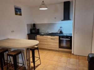 Η κουζίνα ή μικρή κουζίνα στο Appartement 1 chambre avec Piscine +3 φωτογραφίες