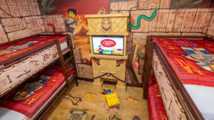Postel nebo postele na pokoji v ubytování LEGOLAND Hotel Dubai