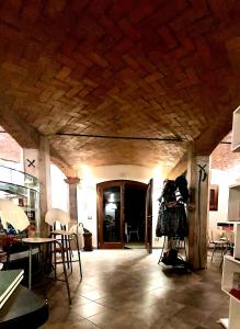 a room with a wooden ceiling and a table and chairs at AGRITURISMO AZIENDA AGRICOLA FERRARI M.RITA in Pozza