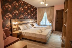 Ένα ή περισσότερα κρεβάτια σε δωμάτιο στο SIMI Luxury Suites