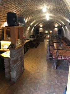 restauracja z ceglanym sufitem i pokój ze stołami w obiekcie Ubytování Pálavská Riviéra w mieście Pavlov