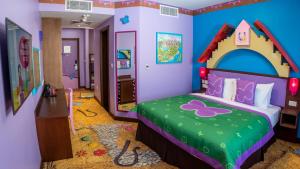 Postel nebo postele na pokoji v ubytování LEGOLAND Hotel Dubai