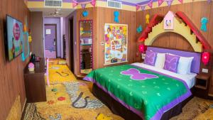 Postel nebo postele na pokoji v ubytování LEGOLAND Hotel Dubai