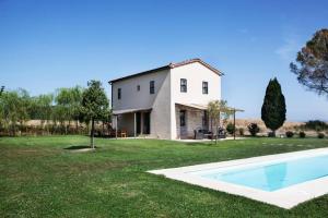 Casa blanca con piscina en el patio en Sant'Ilaria - private 2 bdrs pool villa, en Villa Montesoli