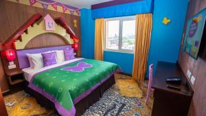 Postel nebo postele na pokoji v ubytování LEGOLAND Hotel Dubai