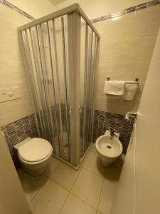 カターニアにあるCasa Natalia Holiday Homeのバスルーム(トイレ、シャワー、シンク付)