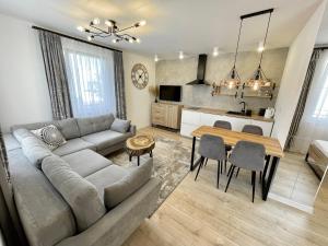 una sala de estar con un sofá y una mesa en BALi 22, en Ustronie Morskie