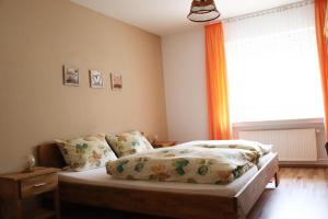 a bedroom with a bed and a window at Weingut und Gästehaus Wolfgang Beth in Kinheim