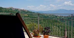 Elle comprend un balcon offrant une vue sur la montagne. dans l'établissement Casa Vacanze Giuliana, à Casigliano