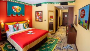 Postel nebo postele na pokoji v ubytování LEGOLAND Hotel Dubai