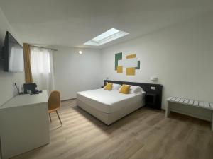 Un pat sau paturi într-o cameră la Admayora Guest House