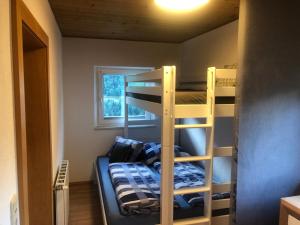 Ferienwohnung Tirol في لاندك: سرير بطابقين في غرفة مع سرير بطابقين في غرفة