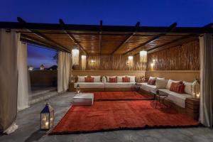 ein Wohnzimmer mit einem Sofa und einem Tisch in der Unterkunft Riad Janate & SPA in Marrakesch