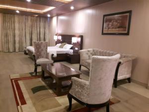 Maple Leaf Hotel的休息区