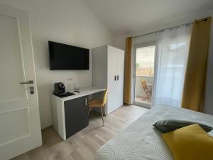TV a/nebo společenská místnost v ubytování Admayora Guest House