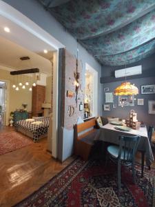 Una sala de estar con una mesa y un comedor. en Deja-View house, en Tiflis 32 fotos más
