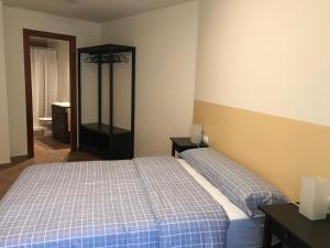 Schlafzimmer mit einem Bett und einem Wandspiegel in der Unterkunft Moixeró in Guardiola de Berga