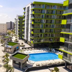 eine Luftaufnahme eines Gebäudes mit einem Swimmingpool in der Unterkunft GreenView Alezzi Beach Resort in Mamaia Nord – Năvodari