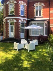 Κήπος έξω από το Green Corner Villa - Walls Hill - Cosy Luxury Apartment in Central Torquay with Free Parking & EV