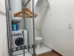 een badkamer met een wasmachine en droger in de kamer bij Charmant T2 au coeur de la rue Fesch in Ajaccio