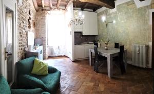 a kitchen and dining room with a table and chairs at Non ditelo al Duca - Belvedere Sant'Angelo in Spoleto