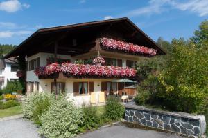 una casa con dei fiori sul lato di Ferienwohnung Petra Koller a Bodenmais