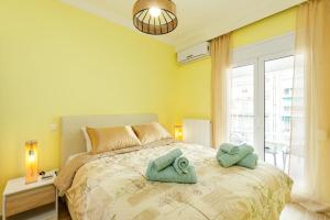 Postel nebo postele na pokoji v ubytování Rainbow, Nilie Hospitality MGMT