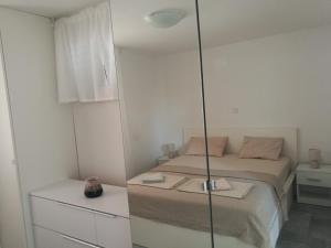 Postel nebo postele na pokoji v ubytování Apartments KUS Ugljan