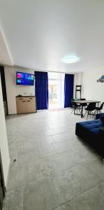 ein Wohnzimmer mit einem Sofa und einem Tisch in der Unterkunft BUGAZ GOLD апартаменти біля моря in Karolino-Buhas