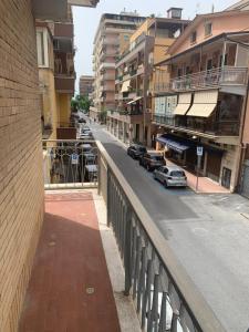 uma vista para uma rua da cidade com carros estacionados numa ponte em Ladispoli Suite em Ladispoli