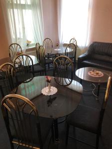 un soggiorno con tavolo e sedie di Pension „La Rose“ a Norden