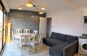 a living room with a table and a couch at Salobreña - Primera Línea de Playa junto al Paseo Marítimo in Salobreña