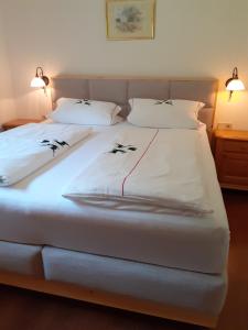 レンゲンフェルトにあるApart Bruggerのベッド2台(白いシーツ、枕付)