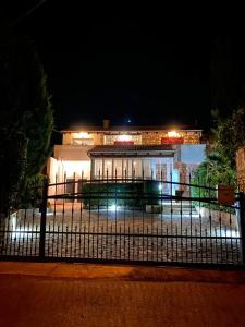 un edificio con una valla delante de él por la noche en Vila Regi en Medulin
