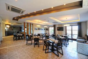 Restoran atau tempat lain untuk makan di Pilion Terra Hotel