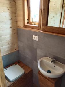 La salle de bains est pourvue d'un lavabo et de toilettes. dans l'établissement La casetta sotto l'albero LA CAROVANA GITANA, à Vasto