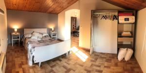 Ένα ή περισσότερα κρεβάτια σε δωμάτιο στο La maison des Albères