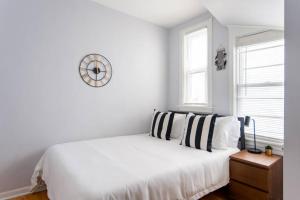 Katil atau katil-katil dalam bilik di Hip and Trendy 2BR Apartment in Logan Square!