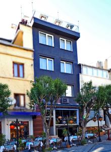 un edificio con mesas y sillas delante de él en The Sunrise Hotel, en Estambul