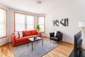 Ruang duduk di Hip and Trendy 2BR Apartment in Logan Square!