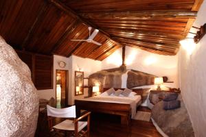 una camera da letto con un letto e un soffitto di Chauve Souris Relais ad Anse Volbert Village