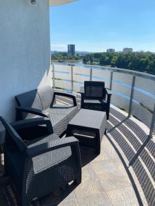 Balkon lub taras w obiekcie Family & Business Sauna Apartments Klonowa nad Zalewem, Unikat SPA - 2 Bedroom with Private Sauna, Jacuzzi, Air Conditioning, Garage - The Highest Standard!