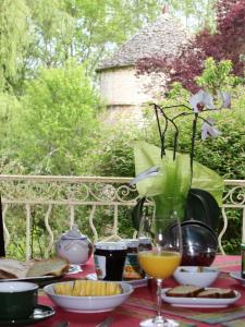 - une table avec des assiettes de nourriture et de boissons dans l'établissement L'Ecrin du Serein, à Sainte-Vertu