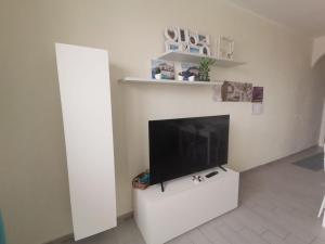 Televízia a/alebo spoločenská miestnosť v ubytovaní La Favola di Dani