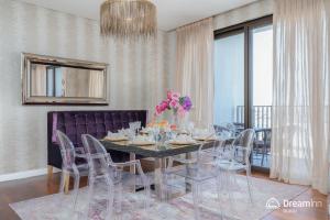 Dream Inn Apartments - City Walk Prime في دبي: غرفة طعام مع طاولة وكراسي