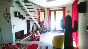uma sala de estar com uma escada com um cacto em Ciliegissima em Pecetto