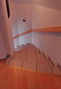 une pièce vide avec des escaliers au milieu de celle-ci dans l'établissement Elo Apartman, à Csokonyavisonta